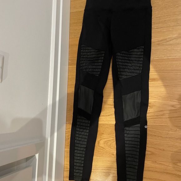 ALO Yoga Moto Legging - Picture 2 of 5